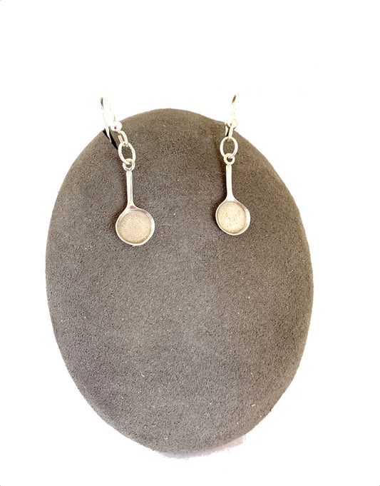 frying pan earrings on element