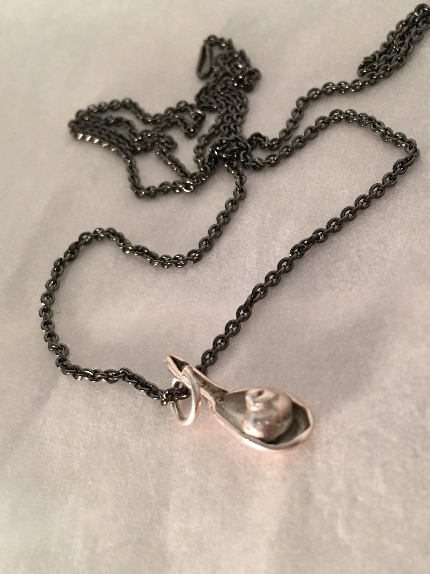 you can choose black or silver chain