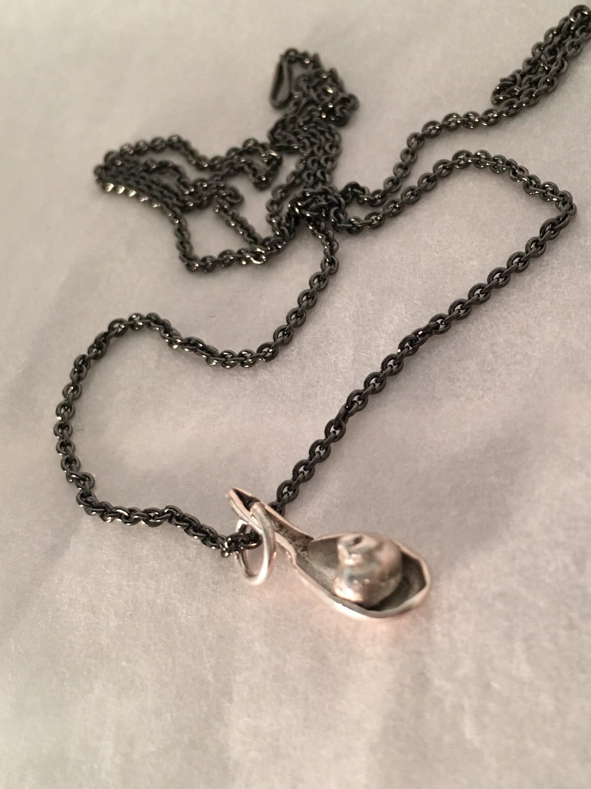you can choose black or silver chain